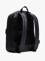 Mochila-con-logo-metalico