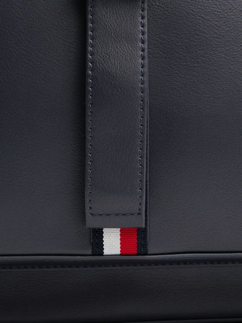 Mochila-con-logo-metalico