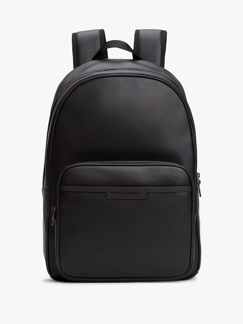 Mochila-con-logo-metalico-y-panel-de-malla