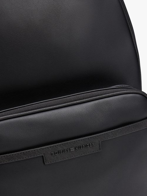 Mochila-con-logo-metalico-y-panel-de-malla