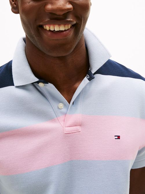 Polo-con-diseño-color-block-y-rayas-de-corte-regular