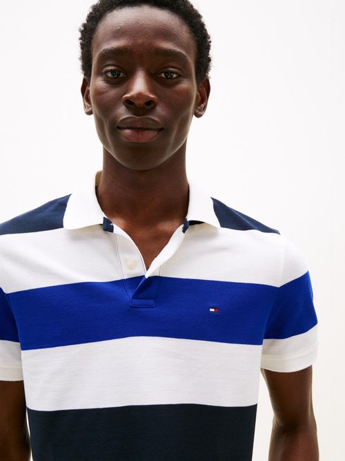Polo-con-diseño-color-block-y-rayas-de-corte-regular