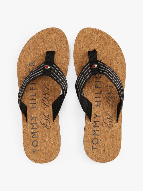 Sandalias-de-playa-con-logo