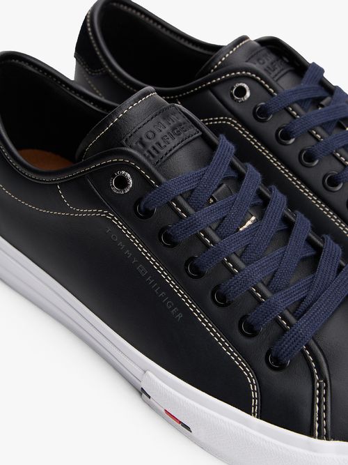 Zapatillas-de-cuero-con-logo-distintivo