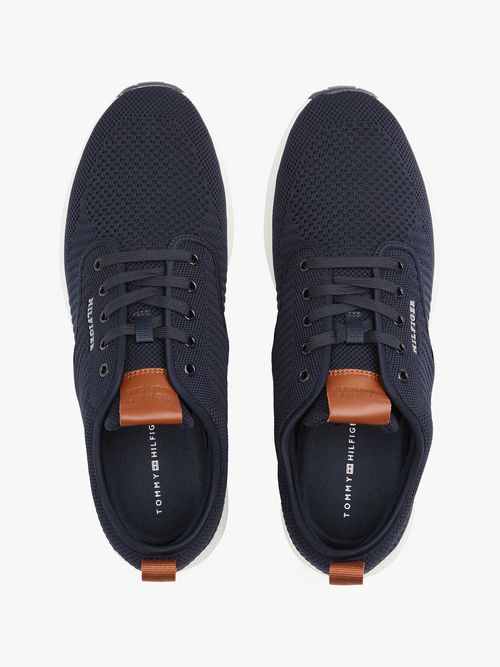 Zapatillas-de-punto-con-logo