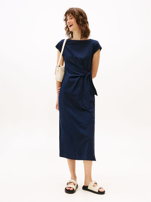 Vestido-midi-con-corte-slim-y-cuello-barco