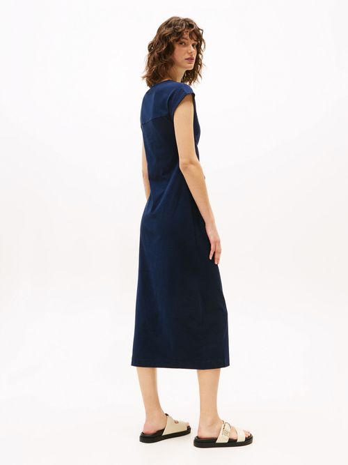 Vestido-midi-con-corte-slim-y-cuello-barco