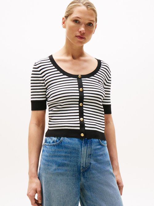 Sueter-con-diseño-de-rayas-y-cuello-de-botones