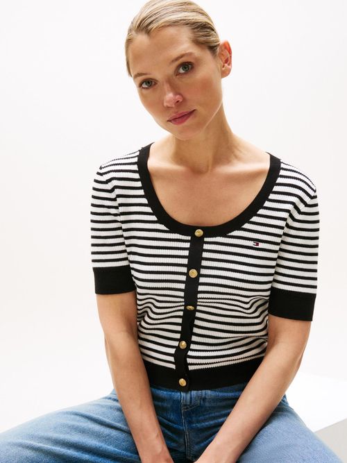 Sueter-con-diseño-de-rayas-y-cuello-de-botones