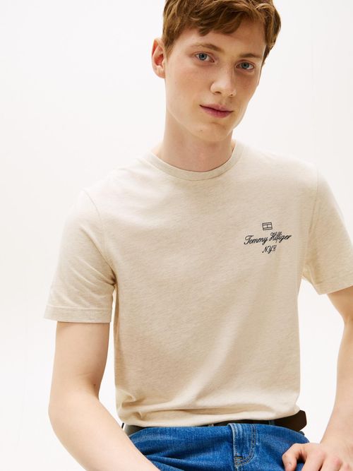 Camiseta-con-logo-NYC-y-logo-delineado