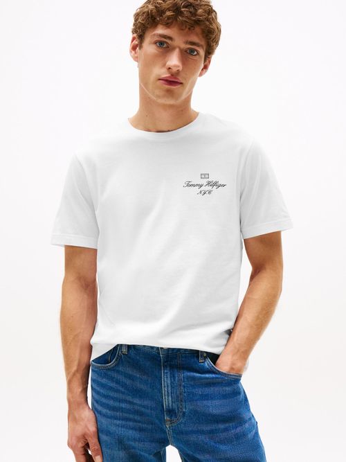 Camiseta-con-logo-NYC-y-logo-delineado