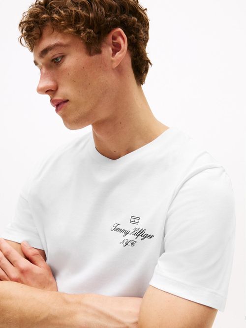 Camiseta-con-logo-NYC-y-logo-delineado