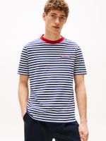 Camiseta-con-logro-grafico-bordado-