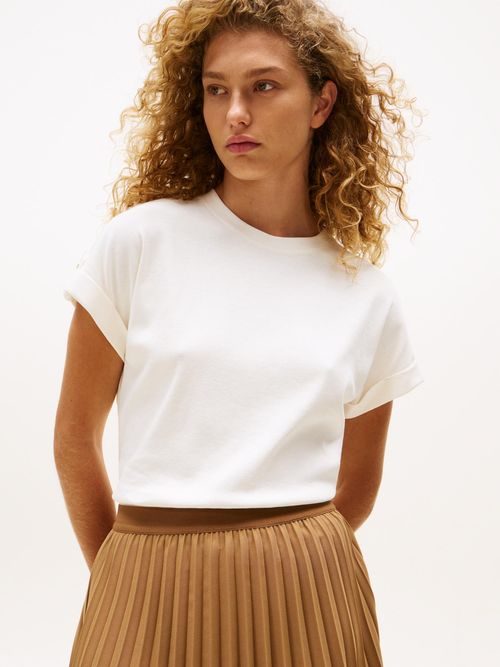 Camiseta-con-cuello-redondo-y-botones-dorados