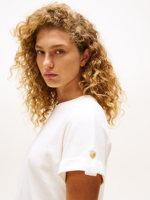 Camiseta-con-cuello-redondo-y-botones-dorados