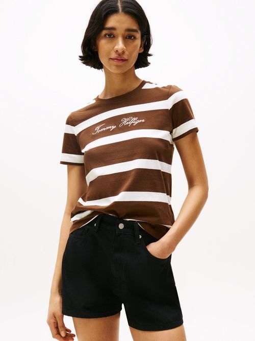 Camiseta-con-cuello-redondo-y-logo-bordado