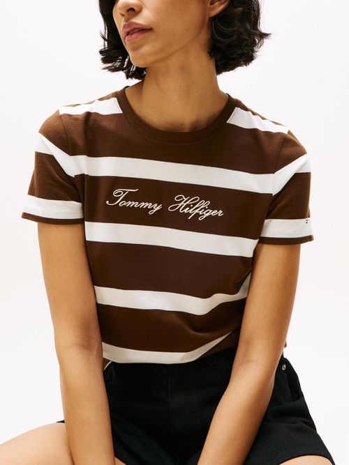 Camiseta-con-cuello-redondo-y-logo-bordado