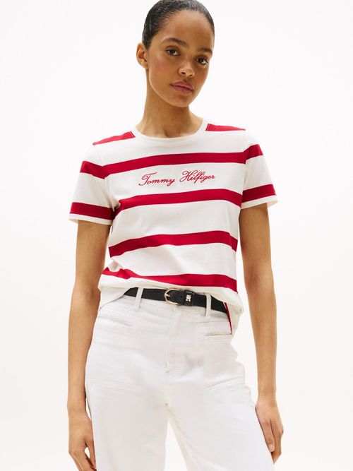 Camiseta-con-cuello-redondo-y-logo-bordado