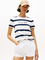 Camiseta-con-cuello-redondo-y-logo-bordado