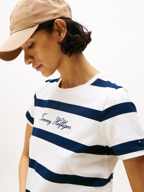 Camiseta-con-cuello-redondo-y-logo-bordado