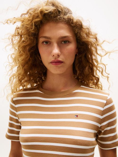 Camiseta-de-cuello-redondo-con-corte-slim