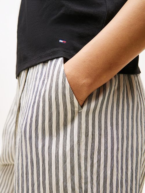 Camiseta-de-cuello-redondo-con-logo-bordado