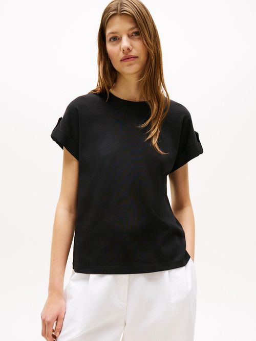 Camiseta-con-cuello-redondo-y-botones-dorados