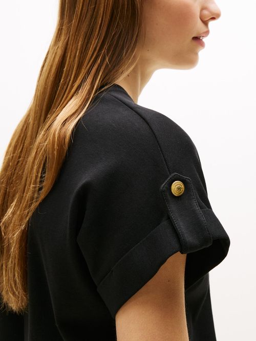 Camiseta-con-cuello-redondo-y-botones-dorados