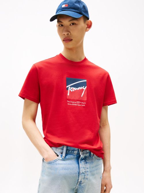 Camiseta-con-logo-distintivo