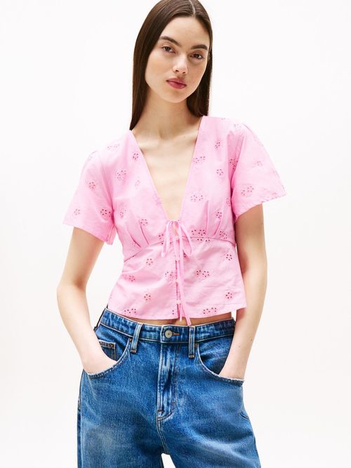 Blusa-slim-con-calado-integral-y-cuello-en-V