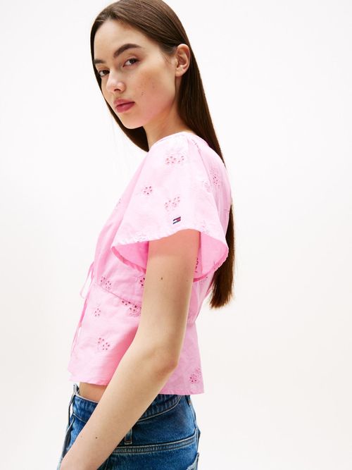 Blusa-slim-con-calado-integral-y-cuello-en-V