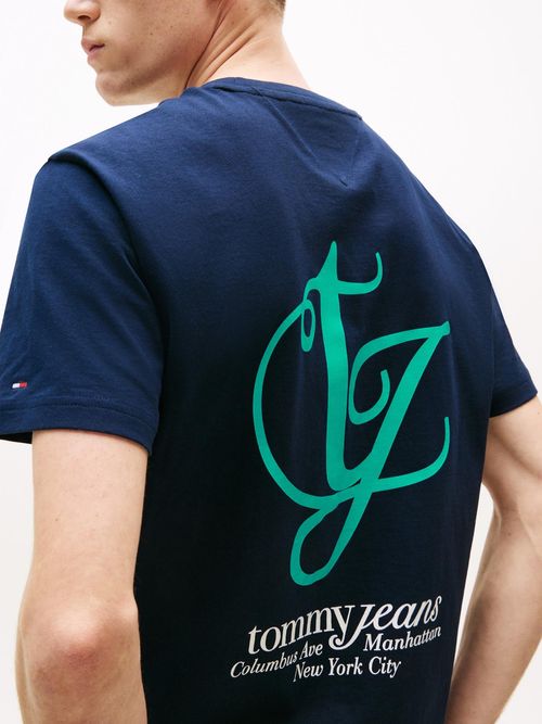 Camiseta-con-bolsillo-y-logo-trasero