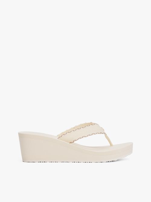 Chancletas-de-cuña-con-monograma-TH