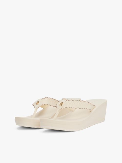 Chancletas-de-cuña-con-monograma-TH