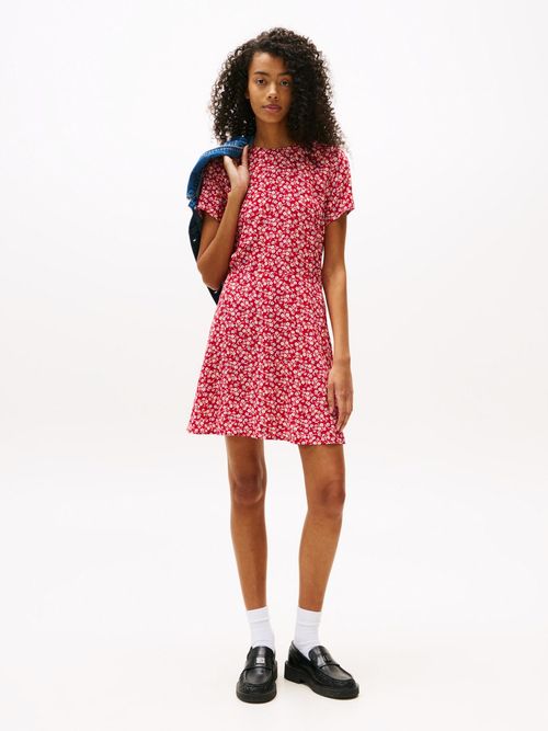 Minivestido-entallado-con-abertura-trasera