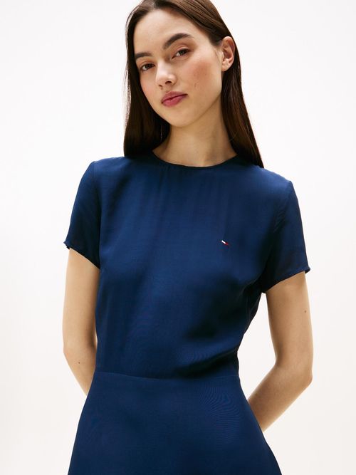 Minivestido-entallado-con-abertura-trasera