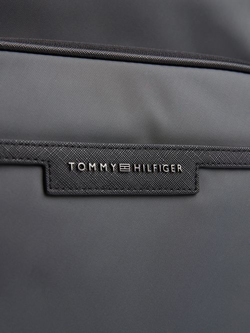 Mochila-tonal-con-logo-metalico