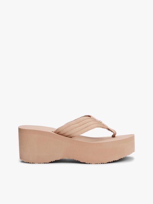 Sandalias-con-plataforma-tipo-cuña