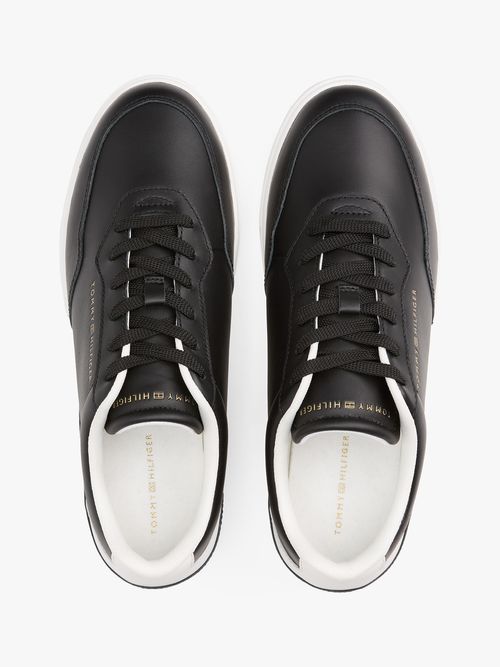 Zapatillas-con-logos-en-relieve