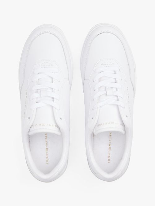 Zapatillas-con-logos-en-relieve