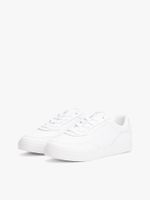 Zapatillas-con-logos-en-relieve