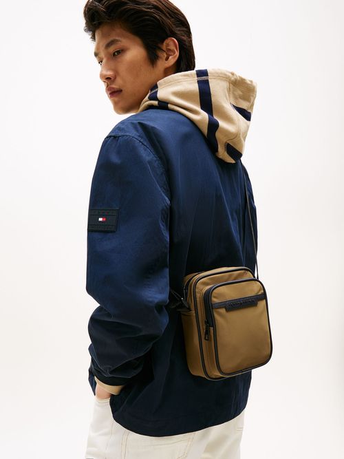 Bolso-reporter-con-logo-metalico