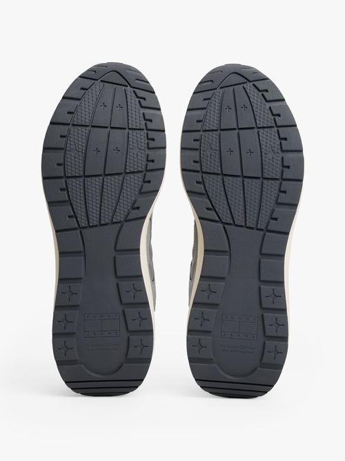 Zapatillas-con-texturas-mixtas-y-logo