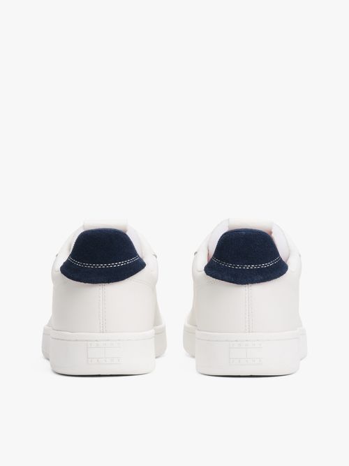 Zapatillas-de-cuero-con-diseño-retro