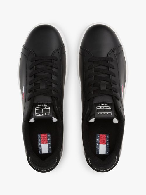 Zapatillas-de-cuero-con-diseño-retro