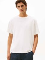 Camiseta-con-escudo-texturizado-bordado