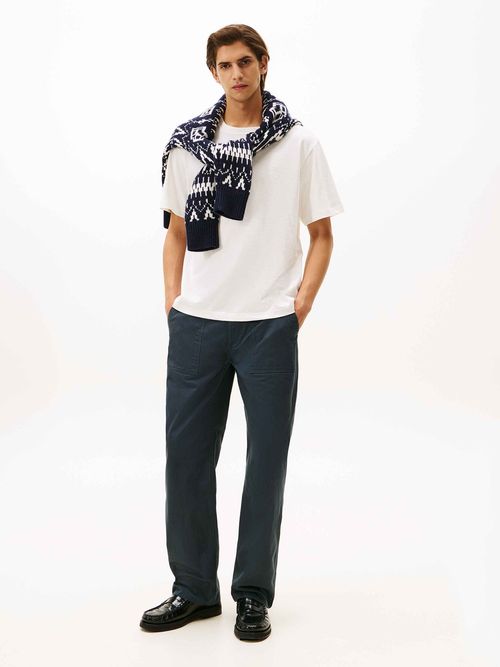 Camiseta-con-escudo-texturizado-bordado