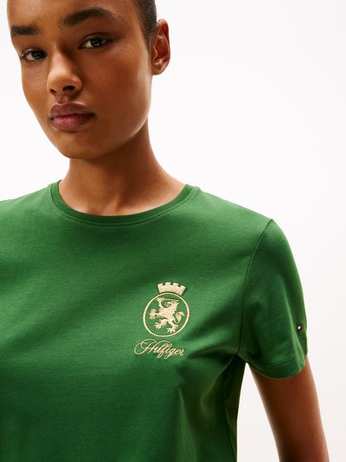 Camiseta-con-escudo-TH-bordado