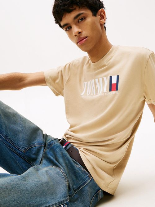 Camiseta-de-cuello-redondo-con-logo