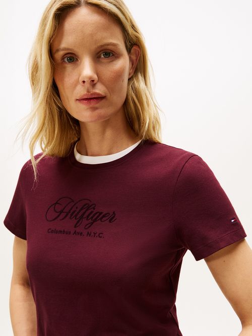 Camiseta-de-cuello-redondo-con-logo-bordado